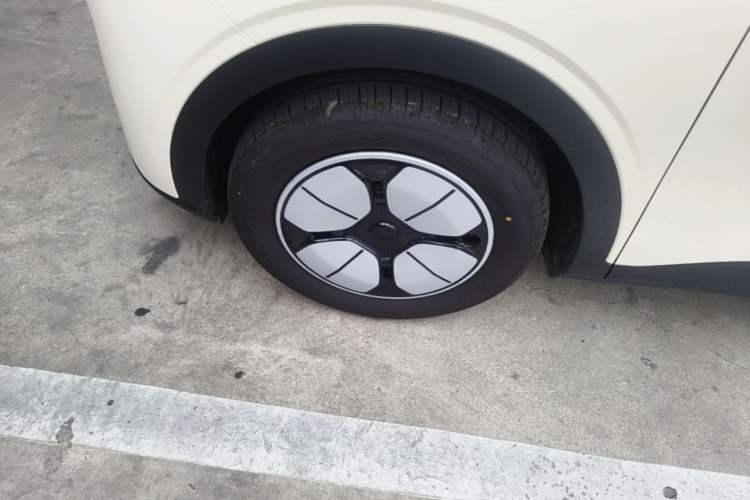 Used Geely Galaxy Geome 2026 Model 310km Youth Edition Left Front Wheel Hub