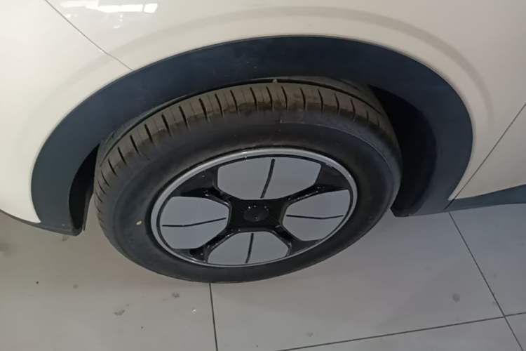 Used Geely Galaxy Geome 2026 Model 310km Youth Edition Left Front Wheel Hub