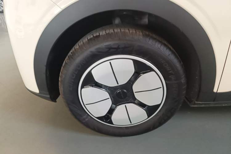 Used Geely Galaxy Geome 2026 Model 310km Youth Edition Left Front Wheel Hub