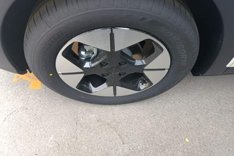 Used Geely Galaxy Geome 2026 Model 410km Freedom Edition Left Front Wheel Hub