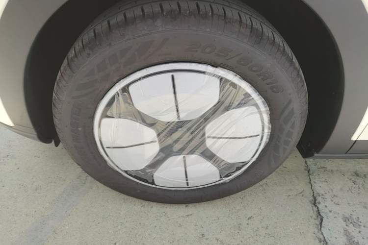 Used Geely Galaxy Geome 2026 Model 310km Youth Edition Left Front Wheel Hub