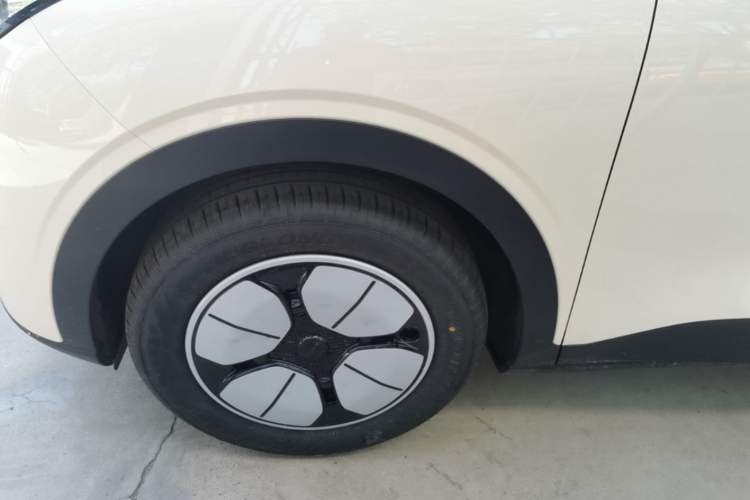 Used Geely Galaxy Geome 2026 Model 310km Youth Edition Left Front Wheel Hub