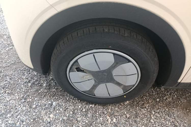 Used Geely Galaxy Geome 2026 Model 310km Youth Edition Left Front Wheel Hub