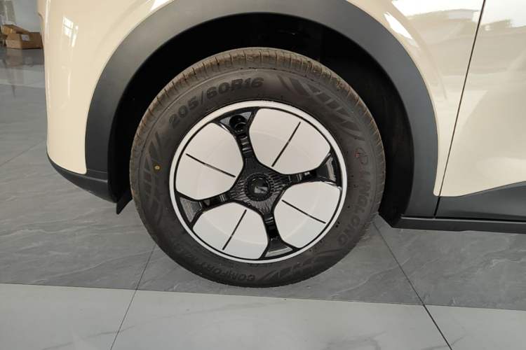 Used Geely Galaxy Geome 2026 Model 310km Youth Edition Left Front Wheel Hub