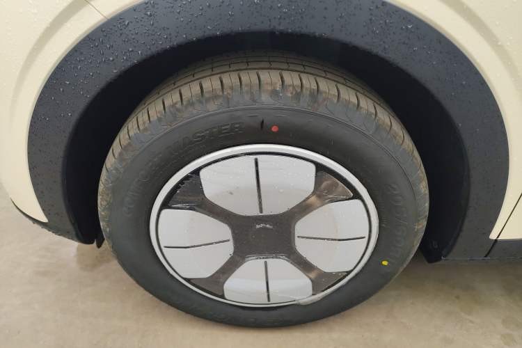 Used Geely Galaxy Geome 2026 Model 310km Youth Edition Left Front Wheel Hub