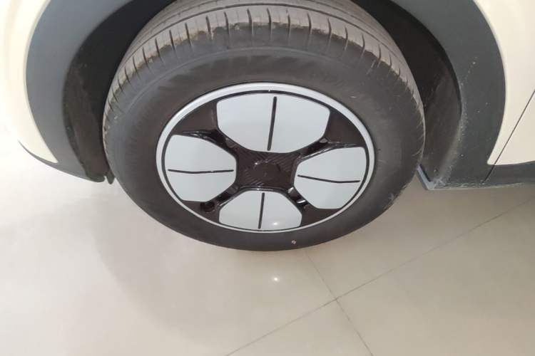 Used Geely Galaxy Geome 2026 Model 310km Youth Edition Left Front Wheel Hub