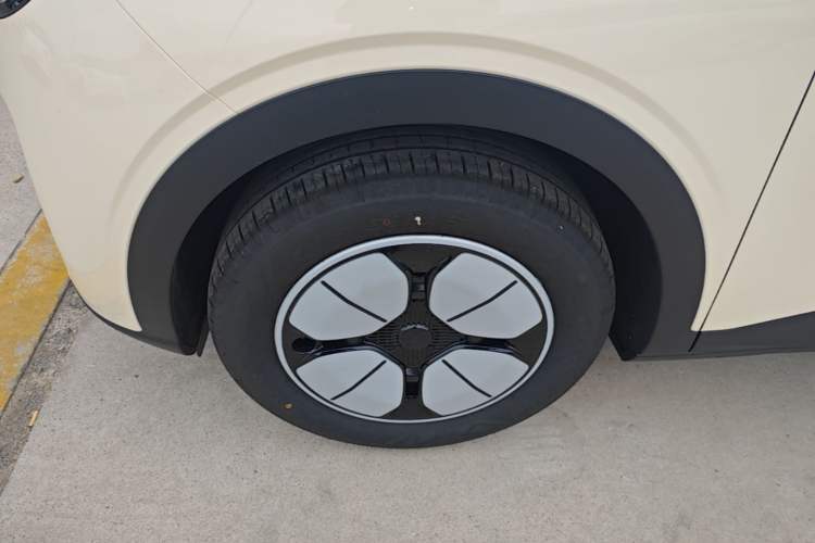 Used Geely Galaxy Geome 2026 Model 310km Youth Edition Left Front Wheel Hub