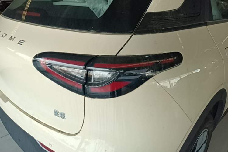 Used Geely Galaxy Geome 2026 Model 310km Youth Edition Right Rear Taillight