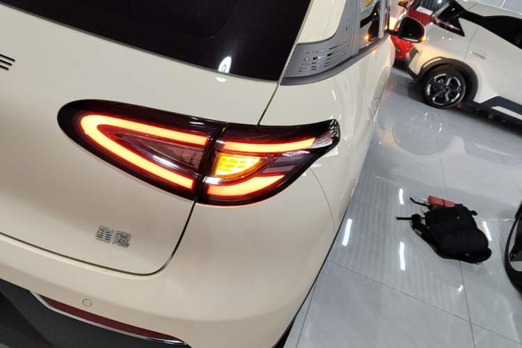 Used Geely Galaxy Geome 2026 Model 310km Youth Edition Right Rear Taillight