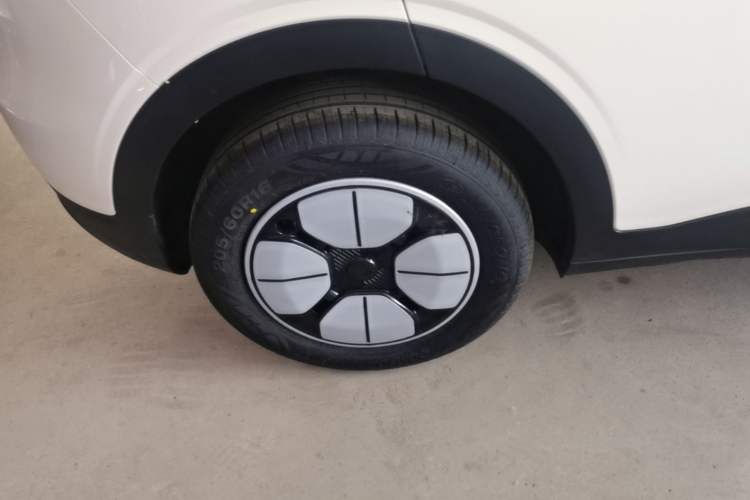 Used Geely Galaxy Geome 2026 Model 310km Youth Edition Right Rear Wheel Hub
