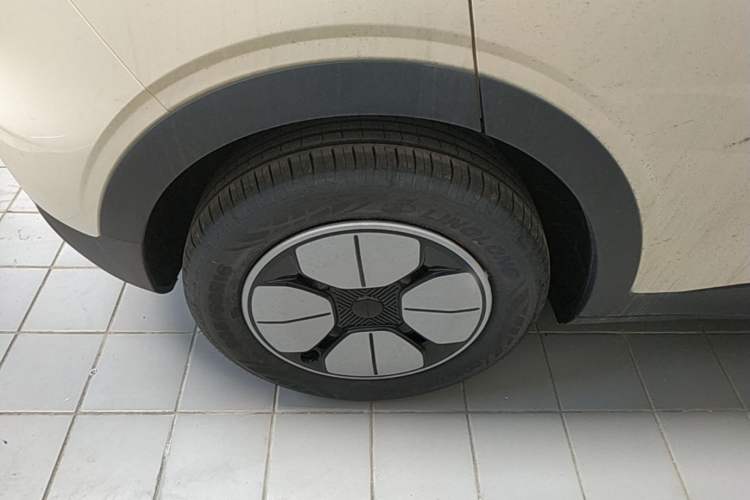 Used Geely Galaxy Geome 2026 Model 310km Youth Edition Right Rear Wheel Hub