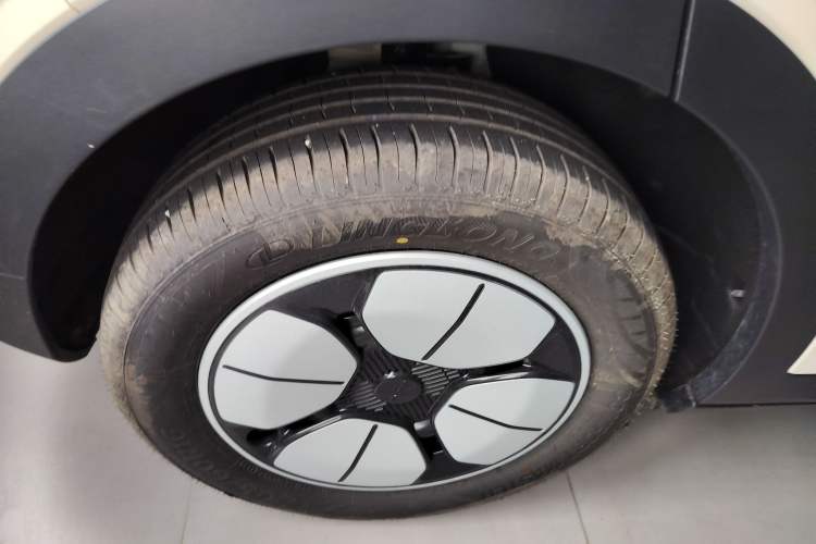 Used Geely Galaxy Geome 2026 Model 310km Youth Edition Right Rear Wheel Hub