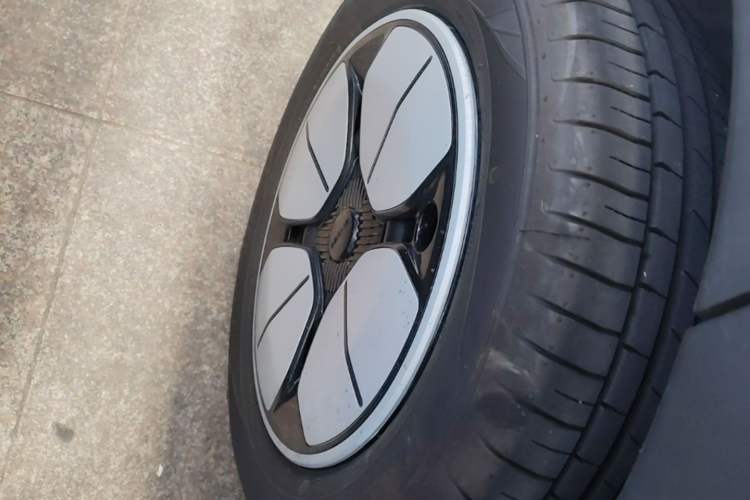 Used Geely Galaxy Geome 2026 Model 310km Youth Edition Right Rear Wheel Hub
