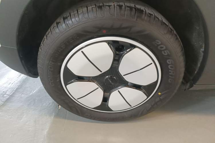 Used Geely Galaxy Geome 2026 Model 310km Youth Edition Right Rear Wheel Hub