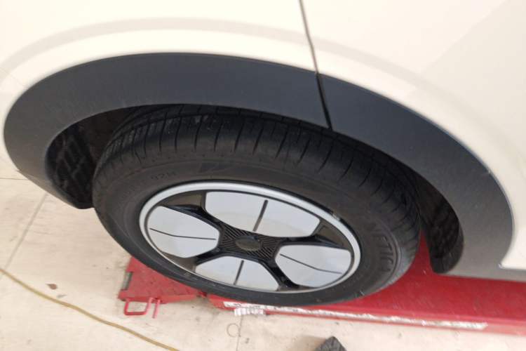 Used Geely Galaxy Geome 2026 Model 310km Youth Edition Right Rear Wheel Hub