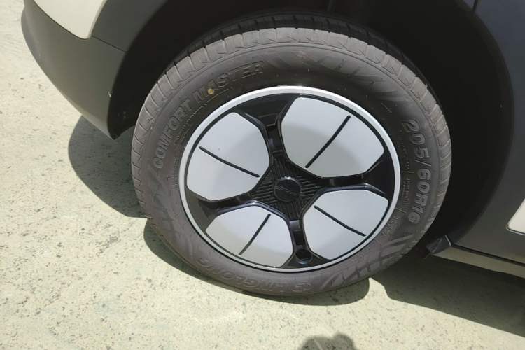 Used Geely Galaxy Geome 2026 Model 310km Youth Edition Right Rear Wheel Hub