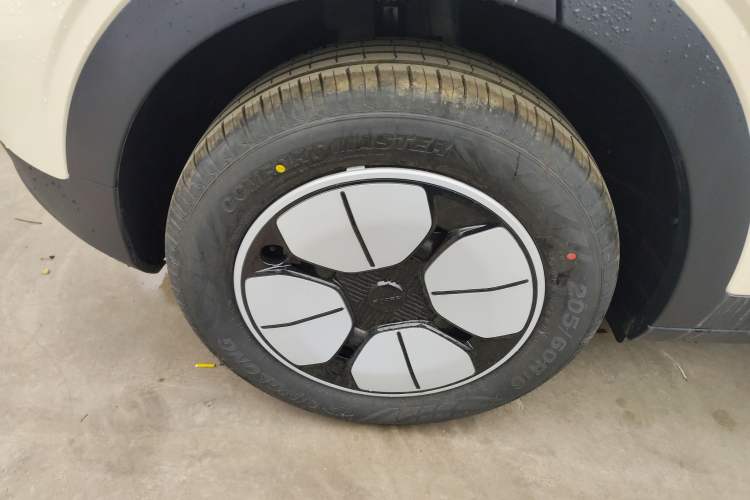 Used Geely Galaxy Geome 2026 Model 310km Youth Edition Right Rear Wheel Hub