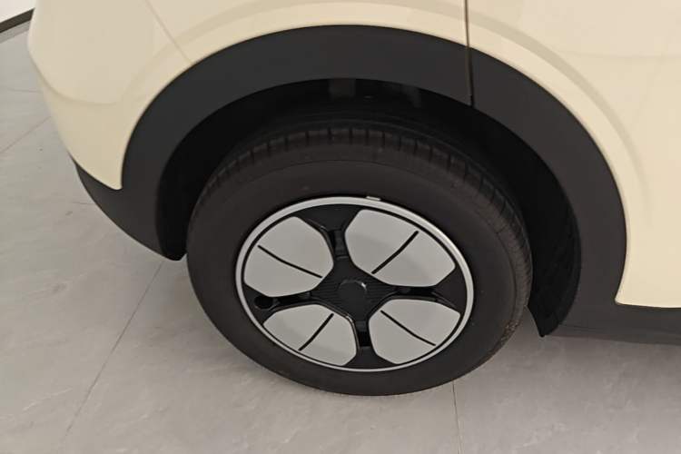 Used Geely Galaxy Geome 2026 Model 310km Youth Edition Right Rear Wheel Hub