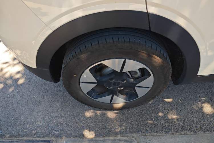 Used Geely Galaxy Geome 2026 Model 410km Freedom Edition Right Rear Wheel Hub