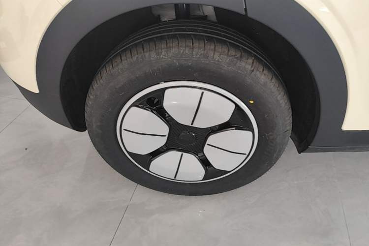 Used Geely Galaxy Geome 2026 Model 310km Youth Edition Right Rear Wheel Hub