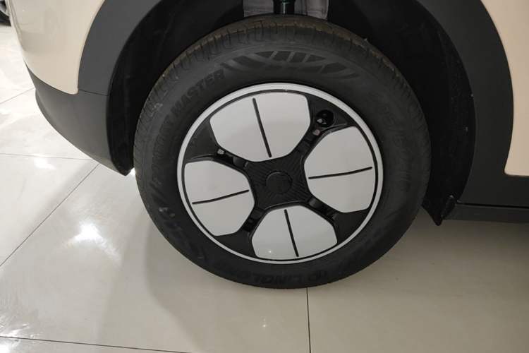 Used Geely Galaxy Geome 2026 Model 310km Youth Edition Right Rear Wheel Hub