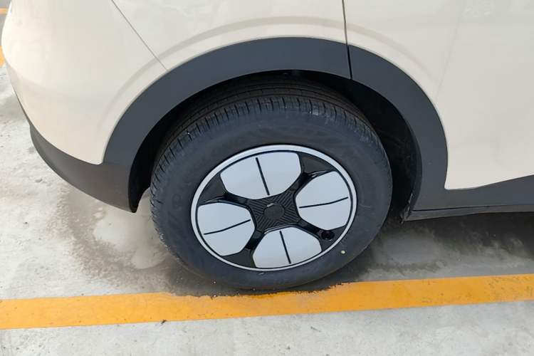 Used Geely Galaxy Geome 2026 Model 310km Youth Edition Right Rear Wheel Hub