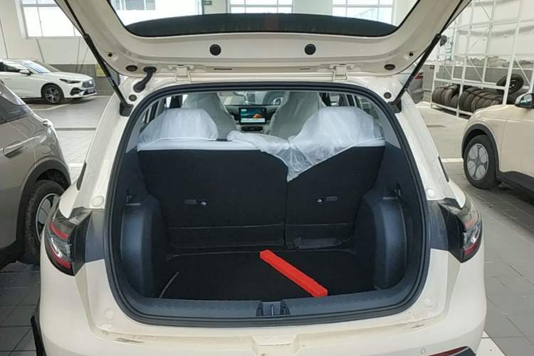 Used Geely Galaxy Geome 2026 Model 310km Youth Edition Trunk