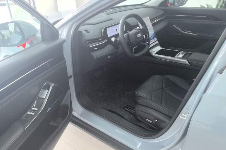 Used Geely Galaxy L6 2024 125km PLUS Dragon Edition Interior 2