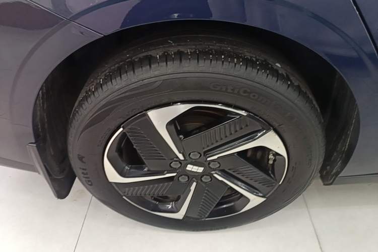 Used Geely Galaxy L6 2023 125km Starship Exterior 5