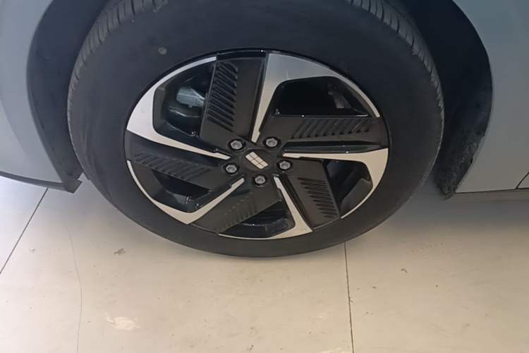 Used Geely Galaxy L6 2023 125km MAX Left Front Wheel Hub