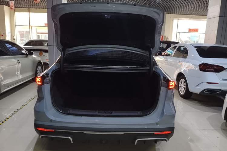Used Geely Galaxy L6 2023 125km Starship Trunk