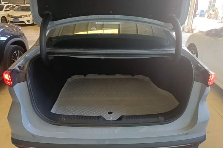 Used Geely Galaxy L6 2023 125km MAX Trunk