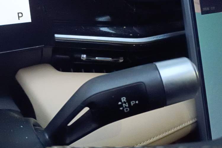 Used Geely Galaxy L6 2023 125km MAX Gear Lever
