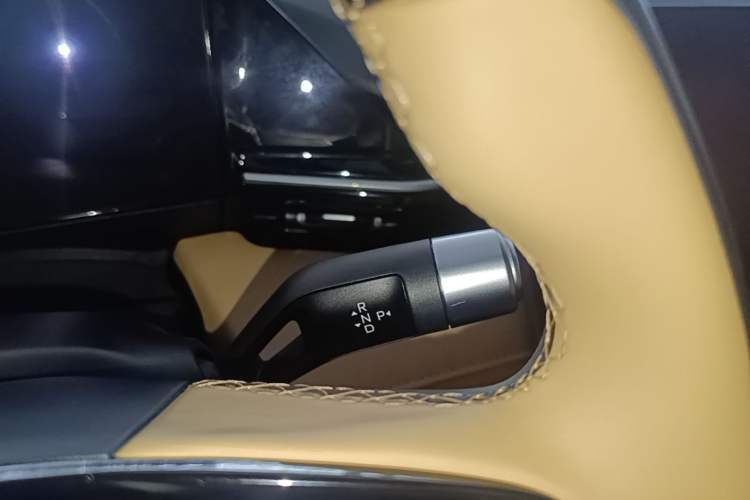 Used Geely Galaxy L6 2023 60km PLUS Gear Lever