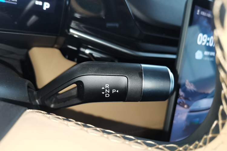 Used Geely Galaxy L6 2023 125km PLUS Gear Lever