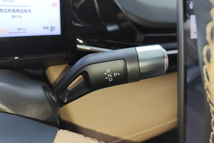 Used Geely Galaxy L6 2023 60km PLUS Gear Lever