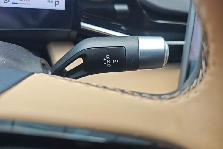 Used Geely Galaxy L6 2023 125km PLUS Gear Lever
