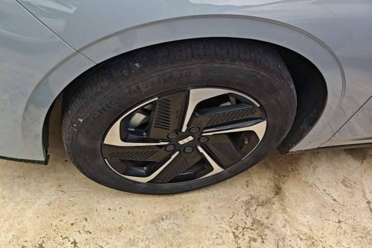 Used Geely Galaxy L6 2023 125km MAX Left Front Wheel Hub