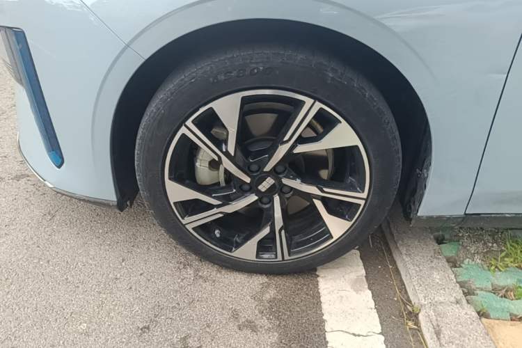 Used Geely Galaxy L6 2023 125km Starship Left Front Wheel Hub