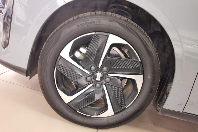 Used Geely Galaxy L6 2023 125km PLUS Left Front Wheel Hub