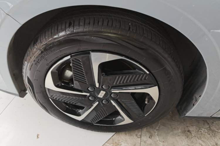 Used Geely Galaxy L6 2023 60km PLUS Left Front Wheel Hub
