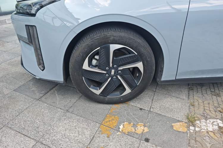Used Geely Galaxy L6 2023 125km PLUS Left Front Wheel Hub