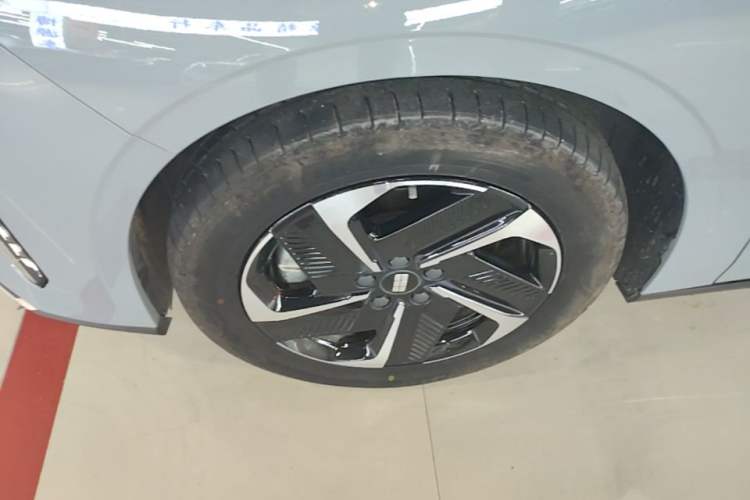 Used Geely Galaxy L6 2023 125km PLUS Left Front Wheel Hub