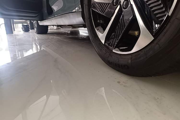 Used Geely Galaxy L6 2023 60km PLUS Left Side Sill
