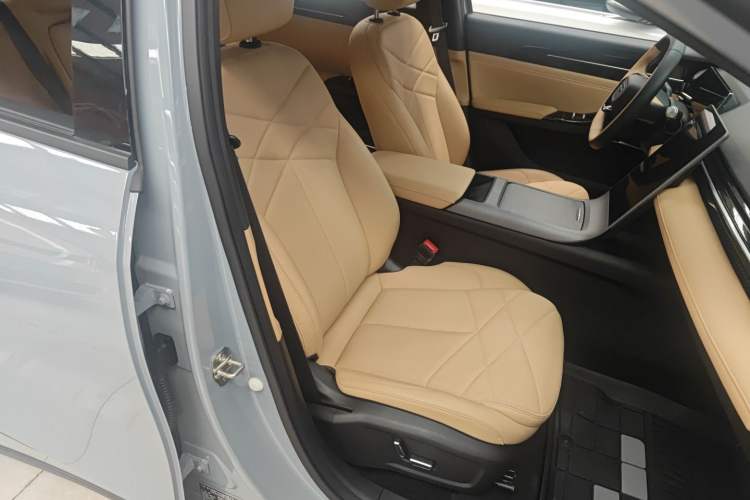 Used Geely Galaxy L6 2023 125km MAX Right Front Seat