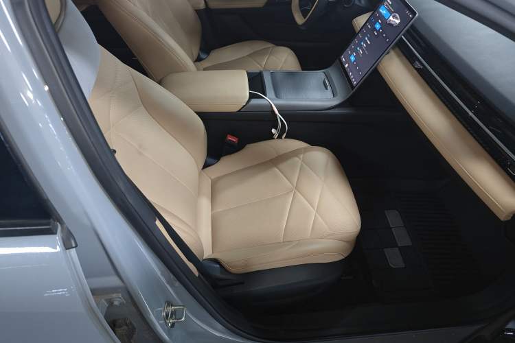Used Geely Galaxy L6 2023 60km PLUS Right Front Seat