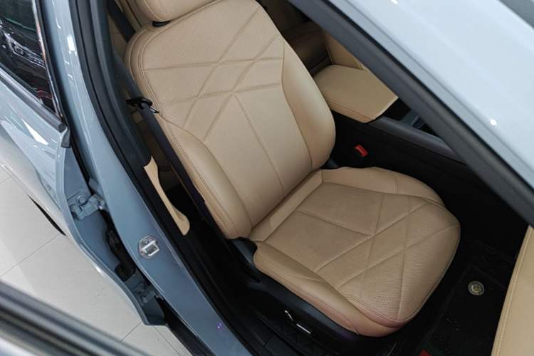 Used Geely Galaxy L6 2023 125km MAX Right Front Seat