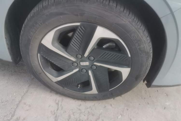 Used Geely Galaxy L6 2023 125km MAX Right Front Wheel Hub