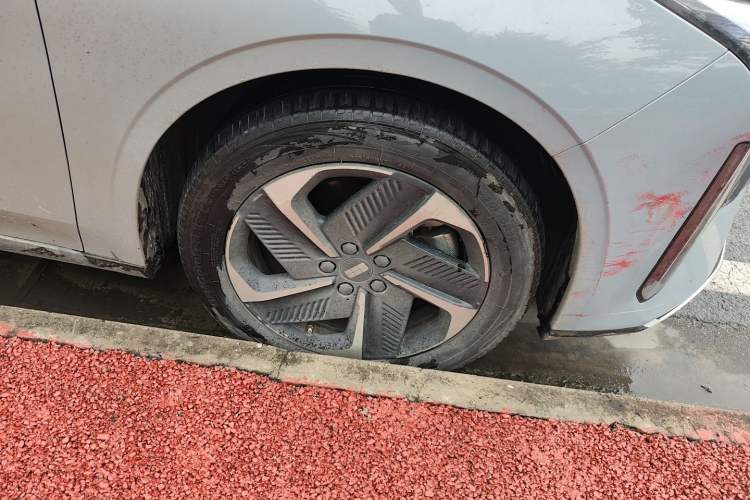 Used Geely Galaxy L6 2023 125km MAX Right Front Wheel Hub
