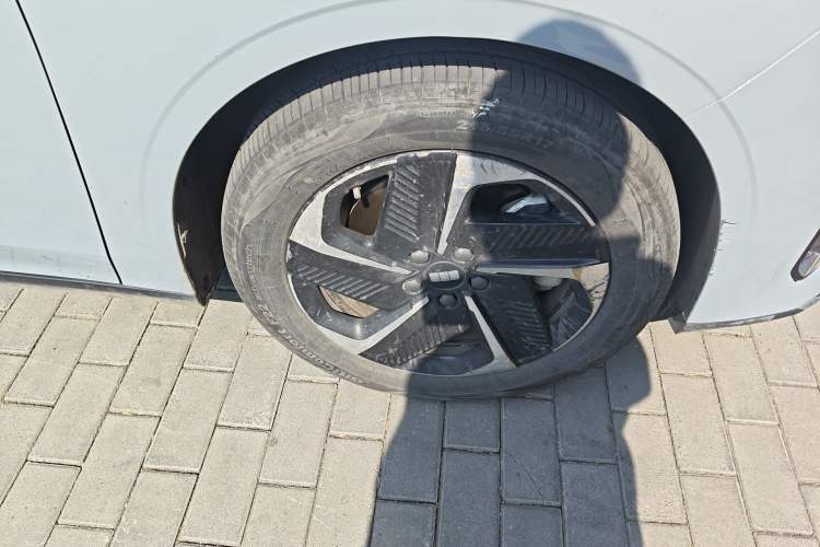 Used Geely Galaxy L6 2023 125km PLUS Right Front Wheel Hub